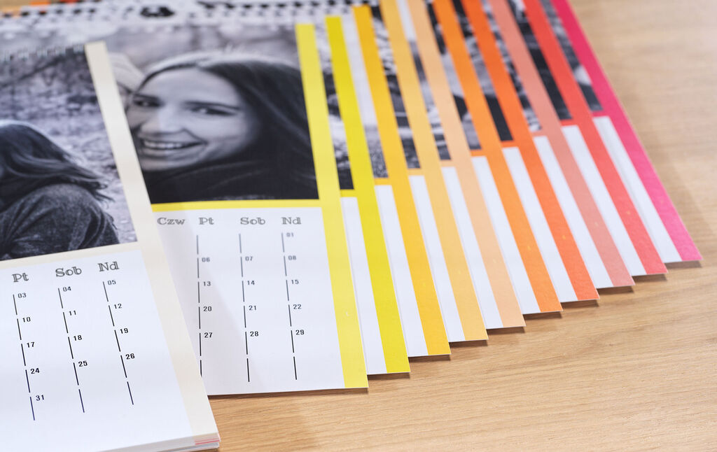 CEWE kalendarz z czarno-białymi zdjęciami oraz kalendariami z kolorowymi gradientami.