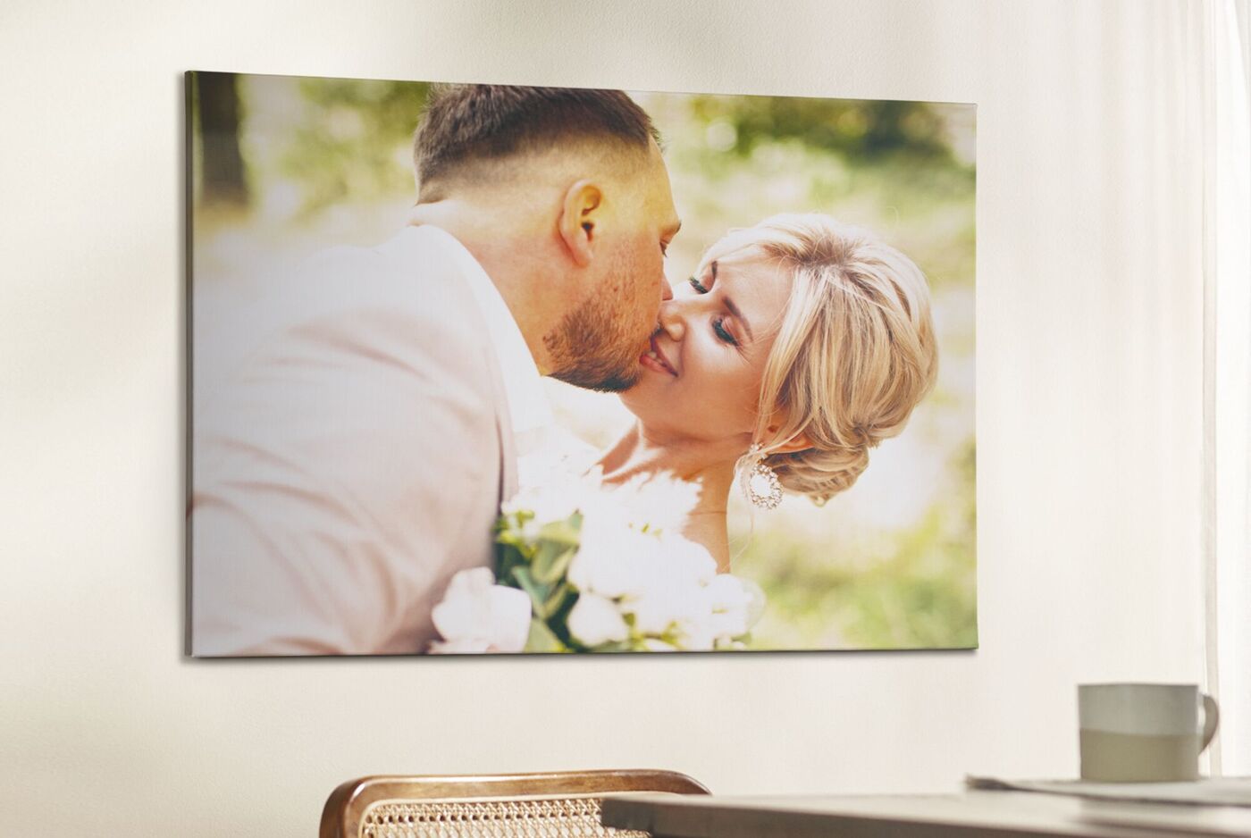 Obraz na ścianie przedstawiający parę w romantycznym momencie, delikatna dekoracja wnętrza w jasnym pomieszczeniu.